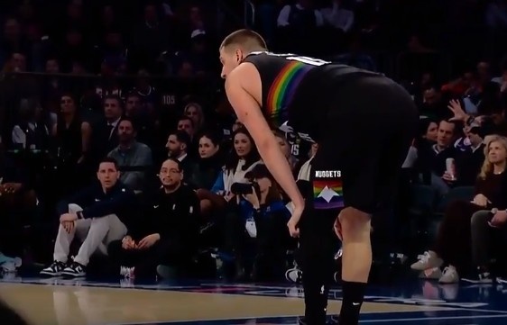 世界杯移动端安装包-让人揪心！约基奇无对抗应力性摔倒&amp;掘金喊暂停 好在无碍继续打